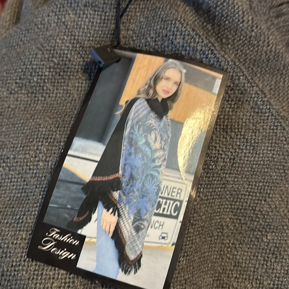 Gray Patterned shawl/poncho - Picture 4 of 4